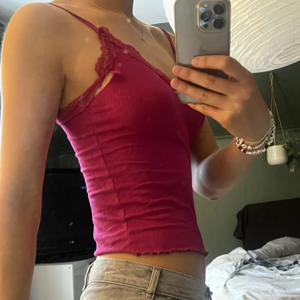 Rosa linne strl xs/s, det har ett hål vid armhålan som inte syns särskilt mycket när man har på sig det.. Yläosat.