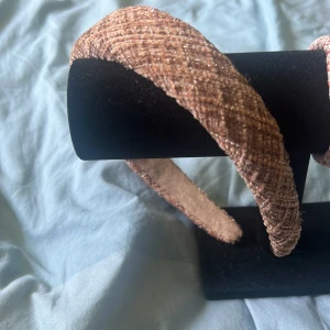 diadem  - köpt för ungefär 200kr. Säljer då jag inte passar i diadem. Fint skick!💓