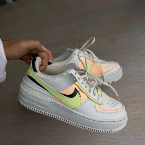 Nike air force 1 - Skorna är knappt använda, i ny skick.  Storlek 38.
