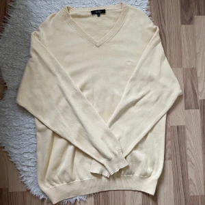 Stickad tröja - Snygg stickad tröja utan defekter som är extremt snygg med skjorta eller t-shirt under!