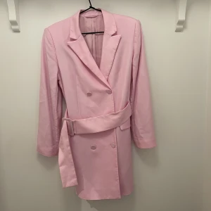 Klänning - Sjukt fin kavajklänning!! Endast använd en gång så i väldigt bra skick 