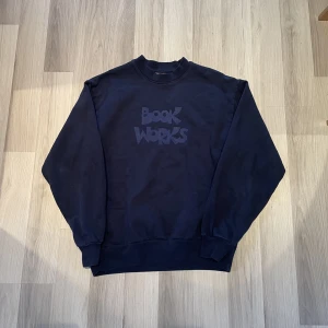Bookworks sweetshirt - Säljer denna magiska Bookswork sweetshirt som är köpt ifrån Ettresex! Skick är som helt ny, inga hål eller defekter alls. Den är storlek small och har en box form. Nypris 1200kr