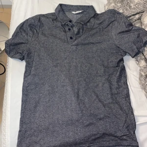 Reserved half-button shirt - Som ny och använd 1 elr 2 gånger
