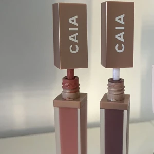 caia liquid lipstick - liquid lipstick luv puppie - testad - 80kr (+frakt)  liquid lipstick pretty nice - swatchad - 99kr (+frakt) 🩷