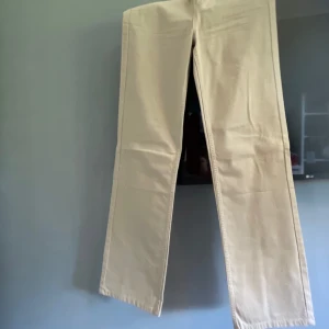 Beigea byxor - Jätte fina beige byxor som inte har kommit till användning 
