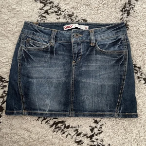jeanskjol - söt jeanskjol storlek 34, för stor på mig tyvärr😢😢sista bilden visar hur den sitter på mig, men den skulle såklart se bättre ut på någon med rätt storlek😅💓🌷