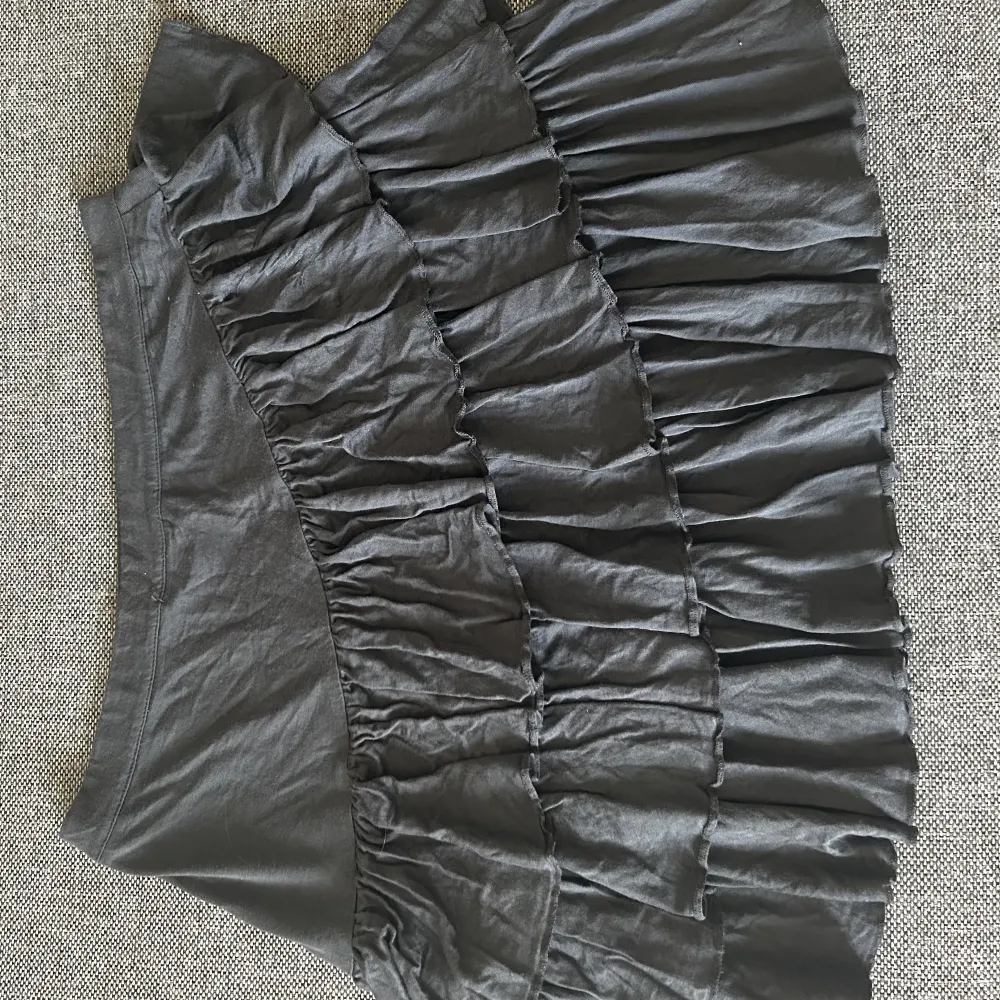 En supersöt DKNY kjol som är mörkgrå och i bra skicka, det ända är att diamanterna åkt av som ni ser på bilden, den är strl S/M. Kjolar.