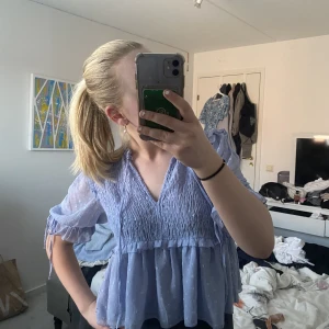 Topp från Zara - Snygg topp/blus från Zara i bra skick💓strl M💓