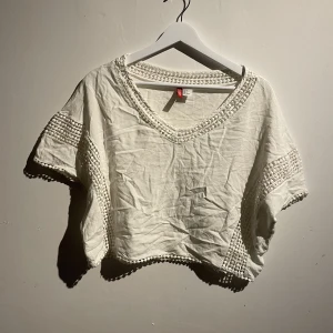 Topp - Topp med detaljer vid armarna 