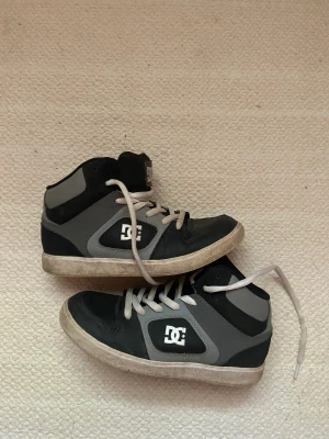DC skateboard skor - DC skateboard skor I storlek 38. Använda men i bra skick! Tryck INTE köp nu