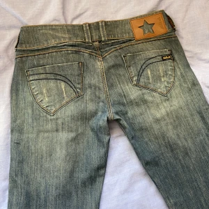 Lågmidjade jeans - Snygga lågmidjade jeans med detaljer som tyvärr är för små för mig🩵 29w eller 39cm rakt över 