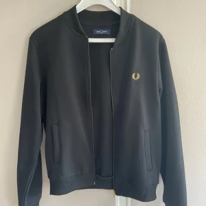 Fred Perry zip  - Säljer nu min fred Perry zip kofta pga för liten för mig. Är en storlek M men passar nog bäst S eftersom den är rätt liten i storleken. Använd max 3 gånger så i nyskick. 