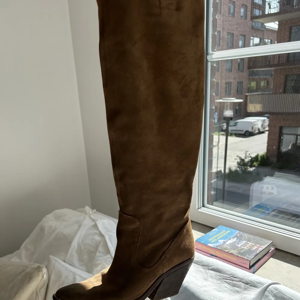 Jättefina Bronx boots i brunt mocka får tyvärr en användning för dem ✨ stl 36 har klackat om dem 1 gång men det är ej synligt . Skor.
