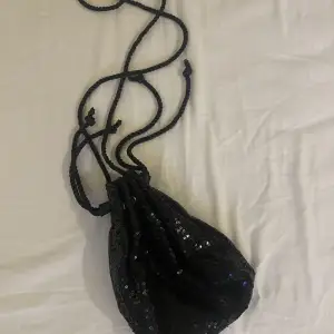 Glittrig/paljett svart väska från Lindex  Aldrig använd  