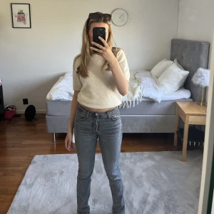 Grå jenas - Grå jeans från Zara i modellen Slim Full Length. Storlek 36 men skulle säga mer en 32. Skriv för mått. Inga defekter🤍