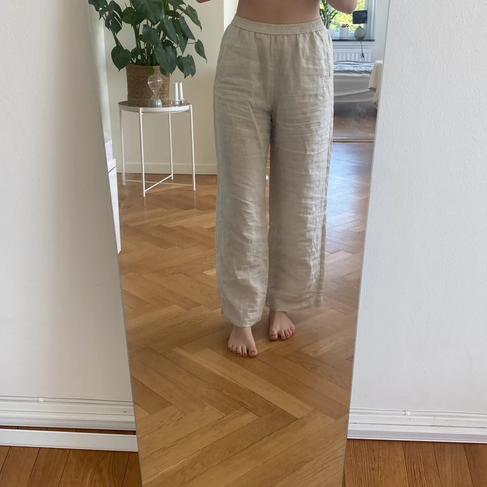 Fina och sköna linnebyxor från Lindex. Fint skick men behöver strykas 🌞modell: Bella. Farkut & Housut.