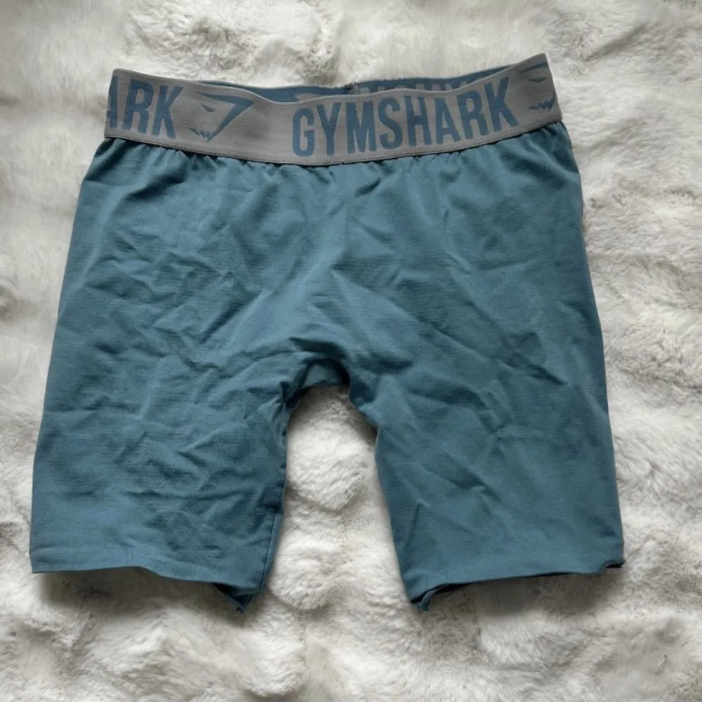 Söker olika färger förutom de som är på bilden i den här modellen/materialet av gymshark shortsen. Storlek S🤍🤍🤍🤍. Shorts.