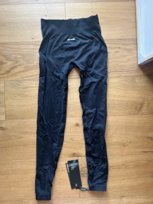 Träningstights - Oanvända från bio+tee. Scrunch. Strl S