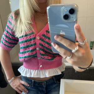 Trendig kofta - Säljer denna grön rosa randiga koftan som är perfekt att ha över något sött litet linne eller klänning! Går att ha själv också.❤️