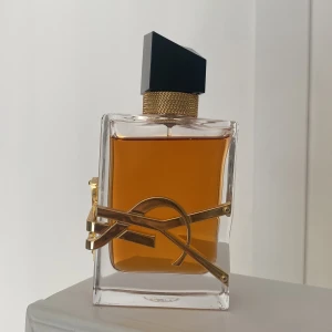 YSL libre intense - Säljer min i princip fulla parfym från YSL, populär doft som håller länge! Nypris är åtminstone 700kr - 30ml