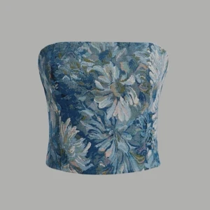 Topp - Toppen kan kombineras med jeans, kjolar eller shorts för att skapa en trendig och somrig look.Denna blåa topp med blommor är helt ny och har aldrig använts tidigare. 