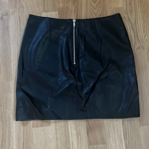 Fin skinn kjol  - Fin skinn kjol, knappt använd mycket bra skick till ett bra pris.