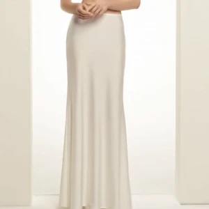 Långkjol - Säljer denna superfina kjolen som jag köpt second hand, men ursprungliga prislappen är fortfarande kvar. Pris kan diskuteras vid snabb affär. Materialet är ganska stretchigt vilket gör att den passar allt mellan s-l. Jag(andra bilden) är 174cm. 