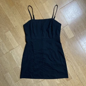 Little black dress - Svart kort klänning från monki, osynlig dragkedja i bak och smala axelband, aldrig använd!!
