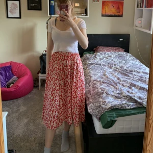 Röd och vit blommig maxikjol - Söt maxikjol i ganska ljus röd med vitt blommönster. Köpt secundhand, men bra skick!! Från märket Vila clothes. Lite genomskinlig.   Jag är 171 cm lång och strl S som referens.  Köparen står för frakt. Tryck gärna på köp nu knappen :) 