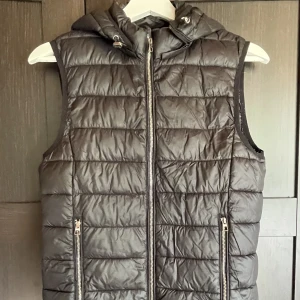 Väst från zara - Säljer min väst som kommer i från zara. Västen är i storlek s och sitter väldigt fint på. Perfekt till vår sommar eller under en kappa på våren! Luvan är avtagbar.
