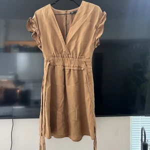 Söt klänning från zara - Söt liten klänning från zara. Snörning i midjan. Oanvänd