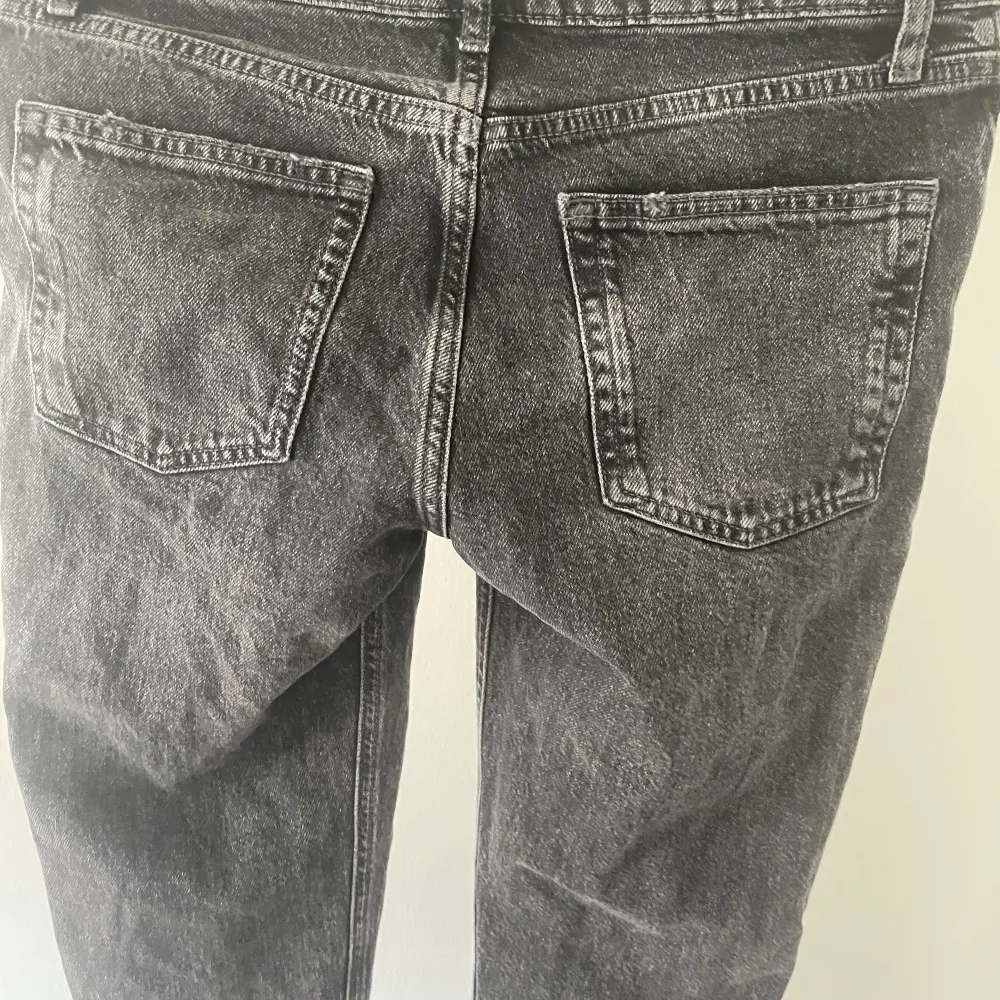 Love waigst boot cut jeans från zara. Dom är köpta för 499 och säljer för 250kr. Dom är helt oanvända säljer för att de var för tajta i midjan på mig. . Jeans & Byxor.