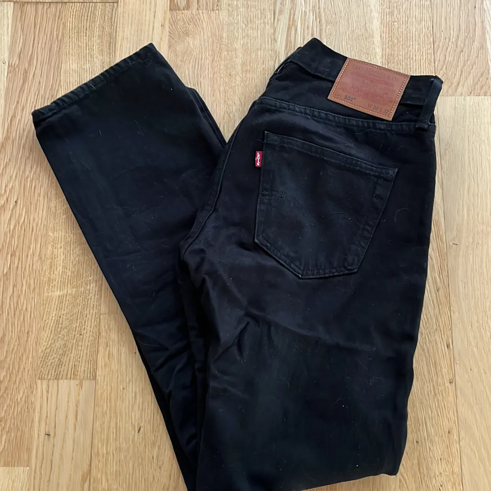 Skit snygga Levis jeans 50-, storlek W30/L32, endast använda 2 gånger så väldigt sjyssta och inga tecken på användning. Köpta för 1200kr säljer för 700+frakt, pris kan diskuteras vid snabb affär.. Jeans & Byxor.