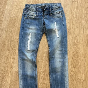 Jeans - Jeans, mycket fint skick. Tyvärr så kommer den inte längre till användning för mig och hoppas att den får en ny ägare.  Kommer ifrån ett rök och djurfritt hem!  Se mina övriga aktioner! ❤️