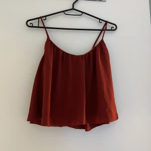 Festtopp - Vinröd festtopp i storlek S från Bikbok. Säljer pga passar inte mig. Vid frågor hör av dig🫶🏻❣️