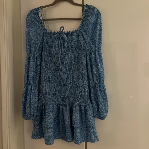 Sommarklänning  - Säljer denna klänning, som är oanvänd!💙storlek 36! Perfekt till sommaren