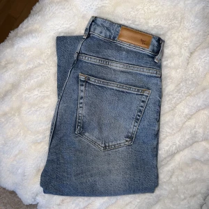 Jeans från BikBok - Säljer pga. kommer ej till användning. Jag kommer tyvärr ej skicka bilder med byxorna på. 	•	Raka ben 	•	High waist