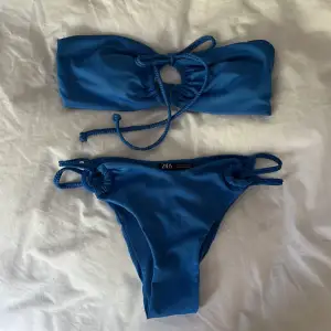 Otroligt fin blå färg på denna bikinin med fina detaljer och uttagbara inlägg! Endast provad så i väldigt bra skick, storlek S. 