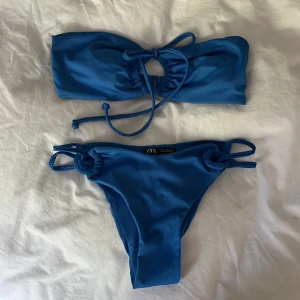 Blå bikini ifrån Zara - Otroligt fin blå färg på denna bikinin med fina detaljer och uttagbara inlägg! Endast provad så i väldigt bra skick, storlek S. 