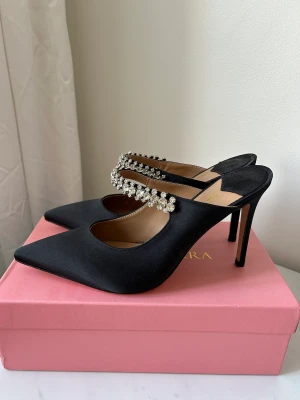 Jimmy Choo bing 100  - Liknande Jimmy Choo Bing 100 pumps. Aldrig använda, för små. Bra kvalitet med ca 10 cm klack. Stl. US 8,5// 39,5 nypris 900 kr 
