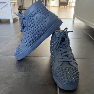 Louboutin skor - Säljer mina sjukt fina och sällsynta louboutins. Avgör skicket själva. De är i storlek 41,5 men sitter cirka en storlek större. Alla nitar är kvar och de är i väldigt gott skick enligt mig. INGET OG. Nypris på 10k, säljer för 1699 sek.