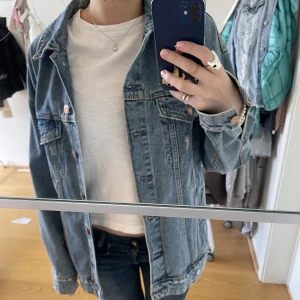 Jeansjacka - Jeansjacka från Bershka i storlek XS som sitter oversize❤️