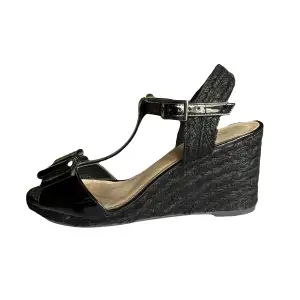 Svarta T-rem wedge sandaler med en rosett på tån😍🖤🎀 Möts helst upp i Stockholm då skor är lite otympliga att posta 🌸💘
