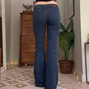 Lågmidjade utsvängda jeans med snygga sömdetaljer, vintage Only! Jag är 173 cm, midjemåttet är 70 cm (jättestrechiga) och innerbenslängden 81 cm 💕