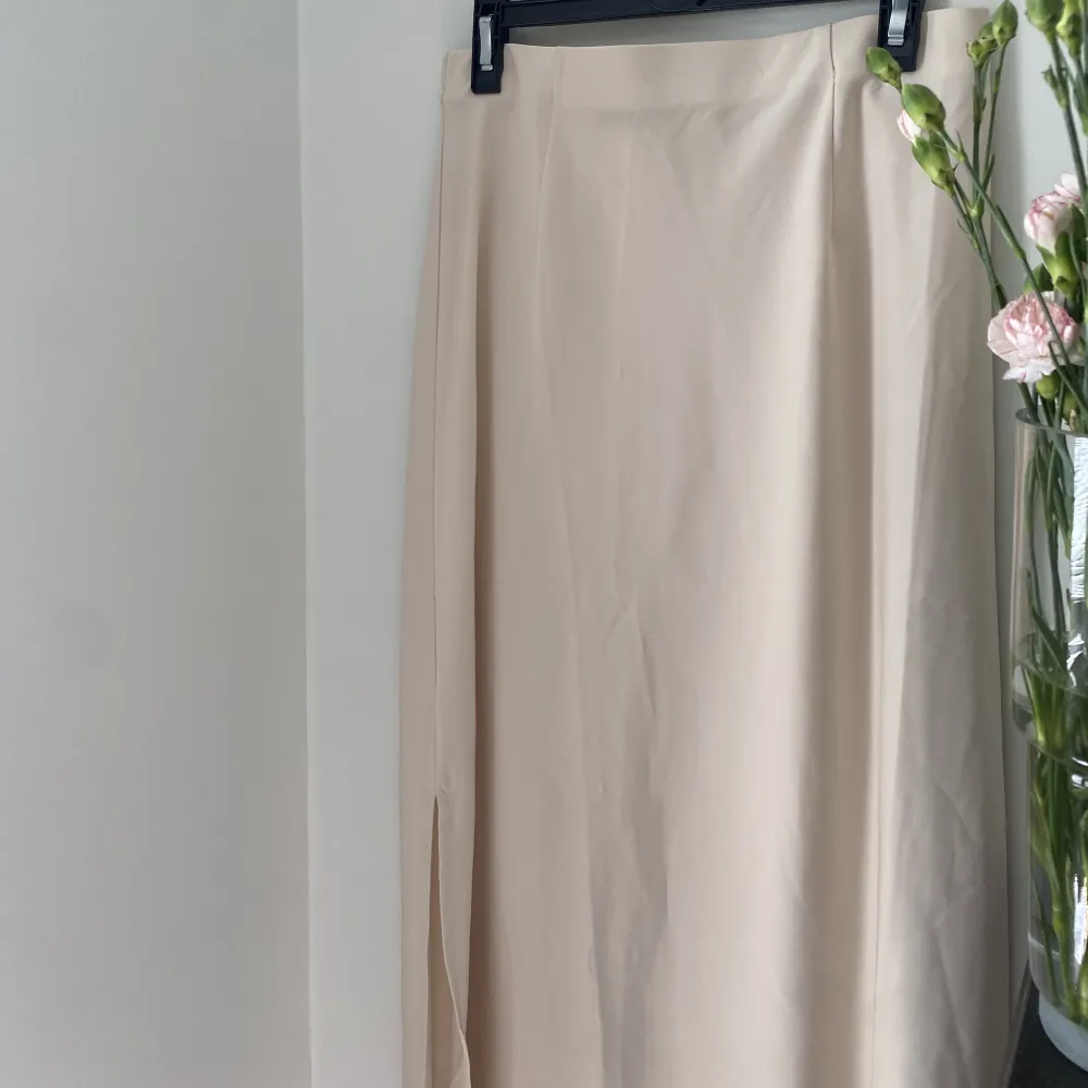 Satin kjol från bikbok i storlek S!  En vacker kjol med slits nertill.  Kommer tyvärr inte till användning.  Säljer för 250kr eller bud 🌼. Kjolar.