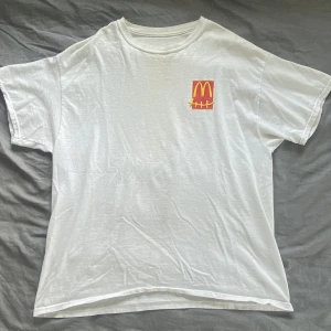 Travis Scott X McDonalds T-shirt - Skicket är ändå hyfsat bra för att ha haft den i två år. Är i storlek L men kan även passa bra för de med storlek M. Nypris 900 kr