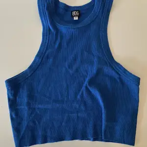 Säljer detta blåa linne från urban outfitters💙 Linnet är knappt använt och kort i modellen! Storlek M men passar mig som vanligtvis har xs/s