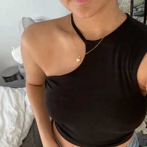 Snygg festtopp - Snygg tight festtopp som är halvt one shoulder   Skicket är som på bilden, ni står för frakt. Samfraktar gärna! 💗   