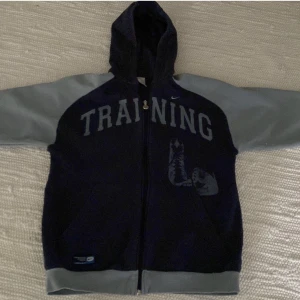 Vintage Nike hoodie - En snygg Nike hoddie. Väl använd men är lite nopprig. 7/10. Sitter lite mindre än XL, mera L. Köparen står för frakten! Kontakta innan köp eller för flera frågor. 