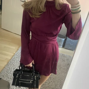 Klänning - Jätte fin Lila röd klänning från PrettyLittleThing!!!. Köpt från Sellpy men tyvärr inte kommit till andvänding då den var för liten. Klänning är olyckligt vis även kort på mig som är 175 cm.